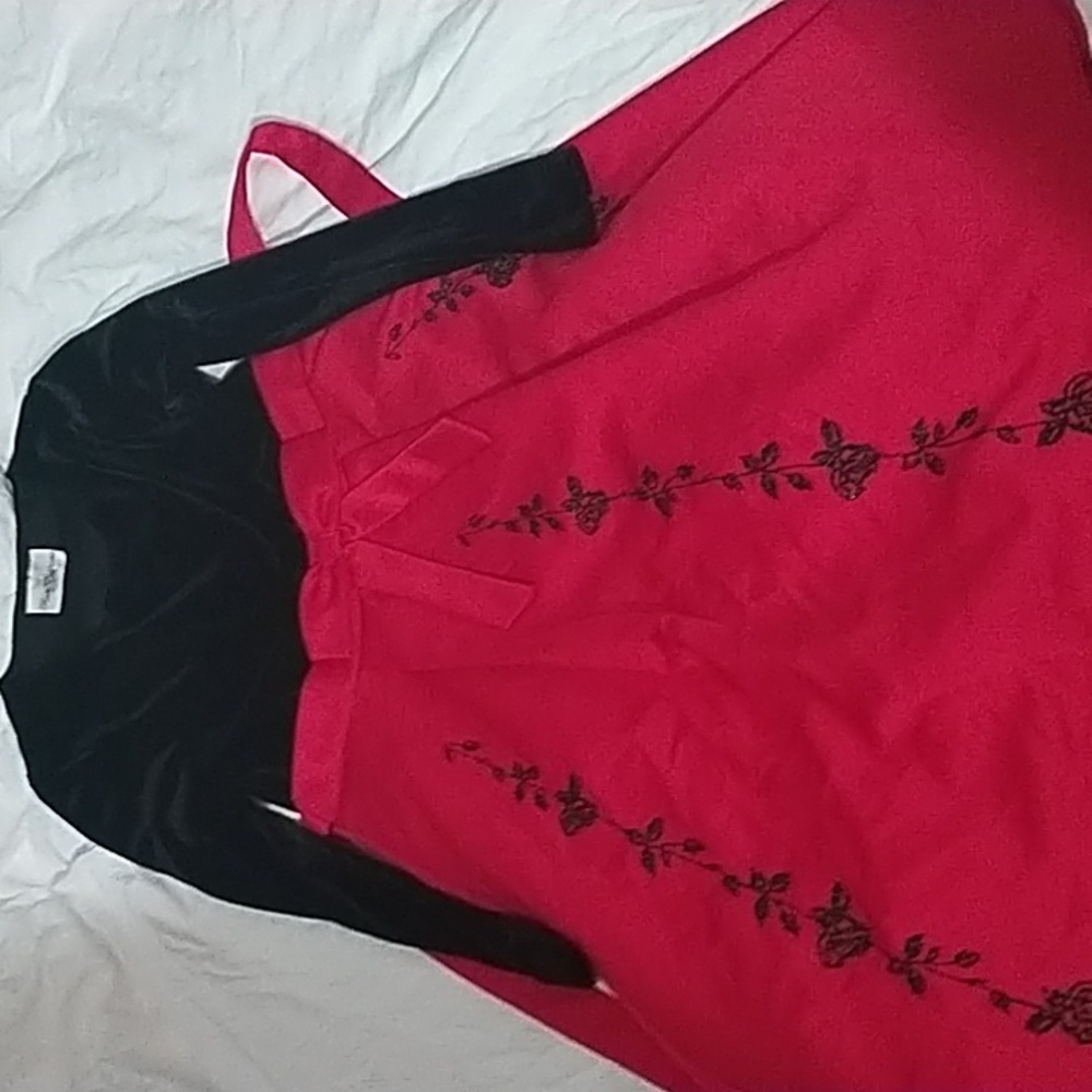 I'm selling a children's dress
